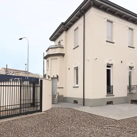 Holiday home Magenta Fair & Station Rho